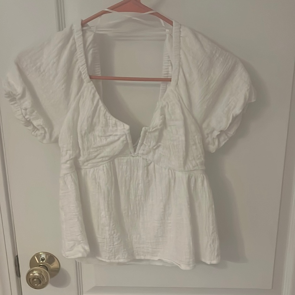 Cute white summer top 🌼